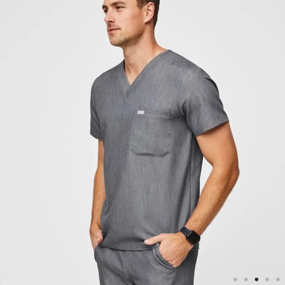 Bundle of 3 men’s figs Leon Three-Pocket Scrub Top in graphite M